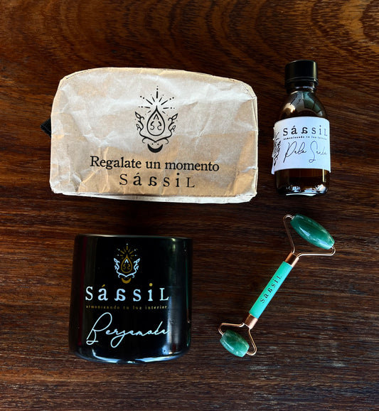 Kit "MOMENTO SÁASIL": vela aromática, spray aromatizante, agua de rosas y rodillo facial de cuarzo.